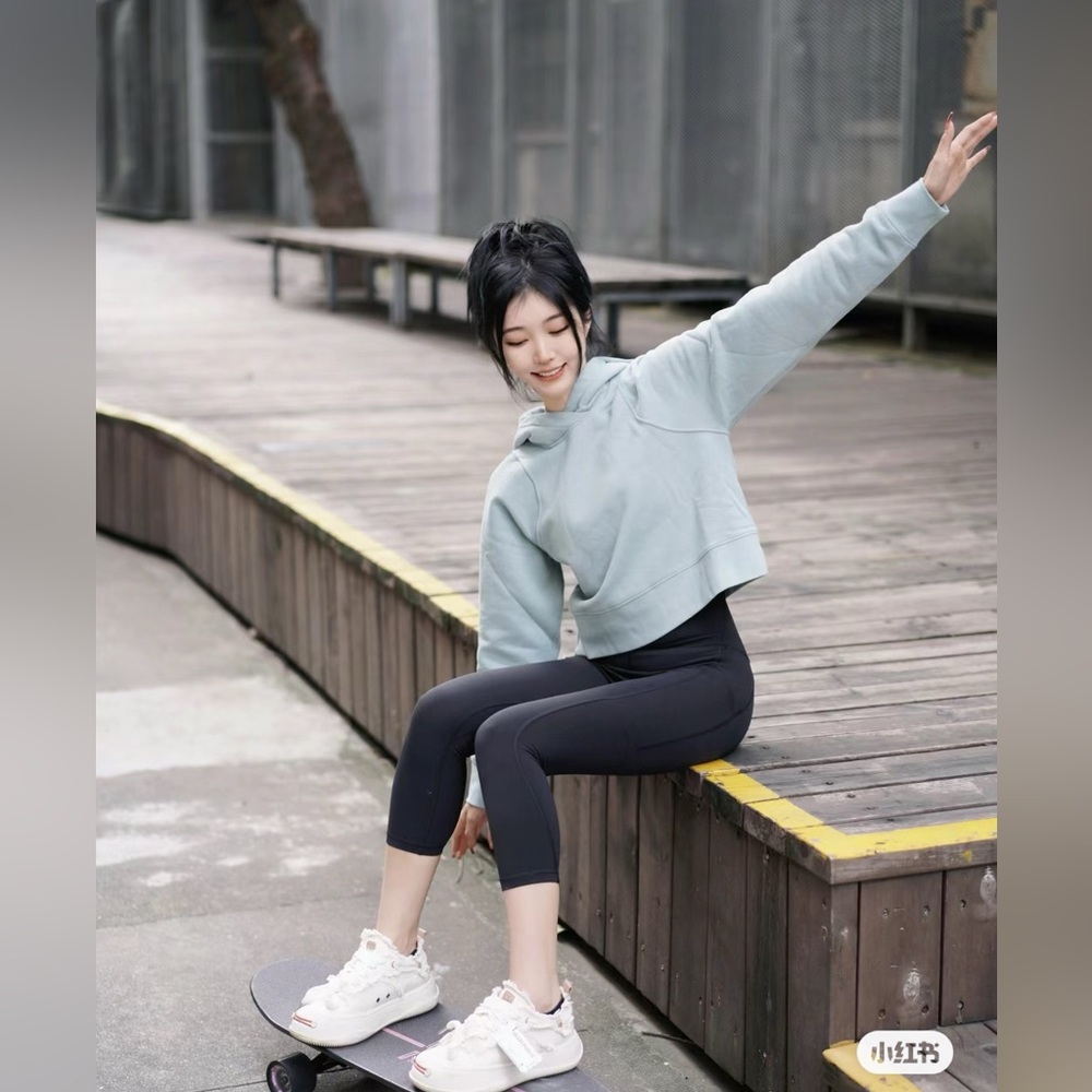 Lululemon Loungeful Cropped Hoodie
Silver Blue - Picture 4 of 10